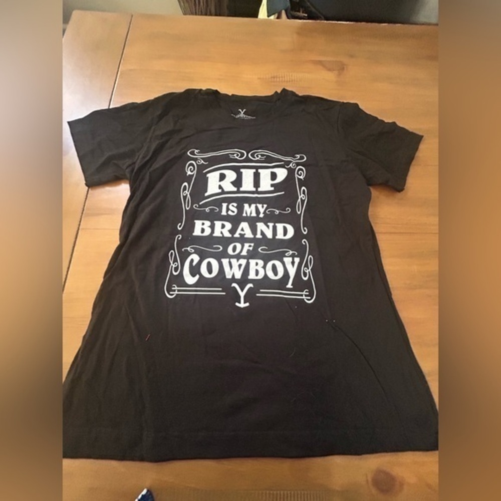 NWOT  Yellowstone Rip Black Graphic Tee